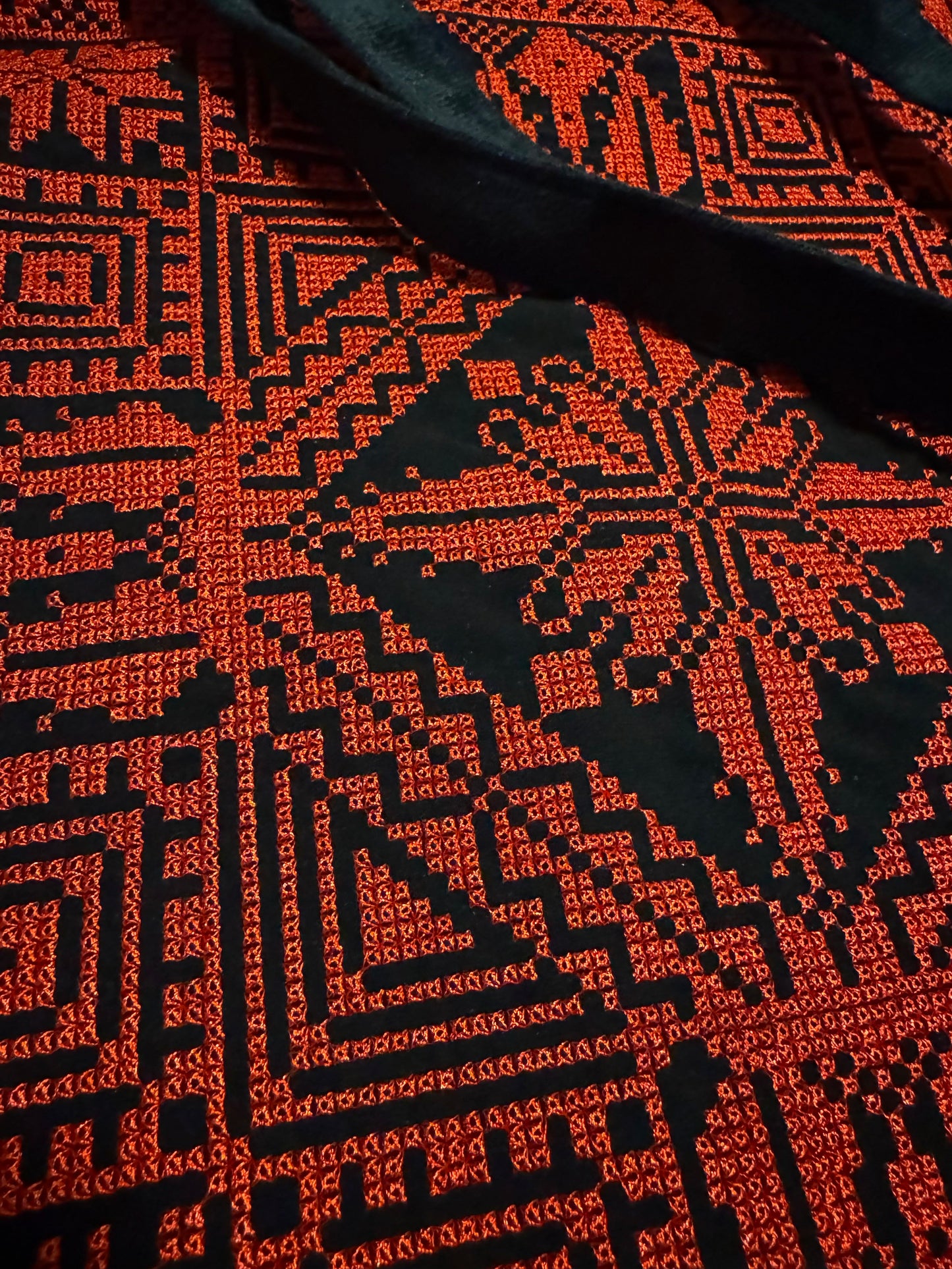 Tatreez Tote Bag – Stylish and Functional with Zipper & Back Pocket