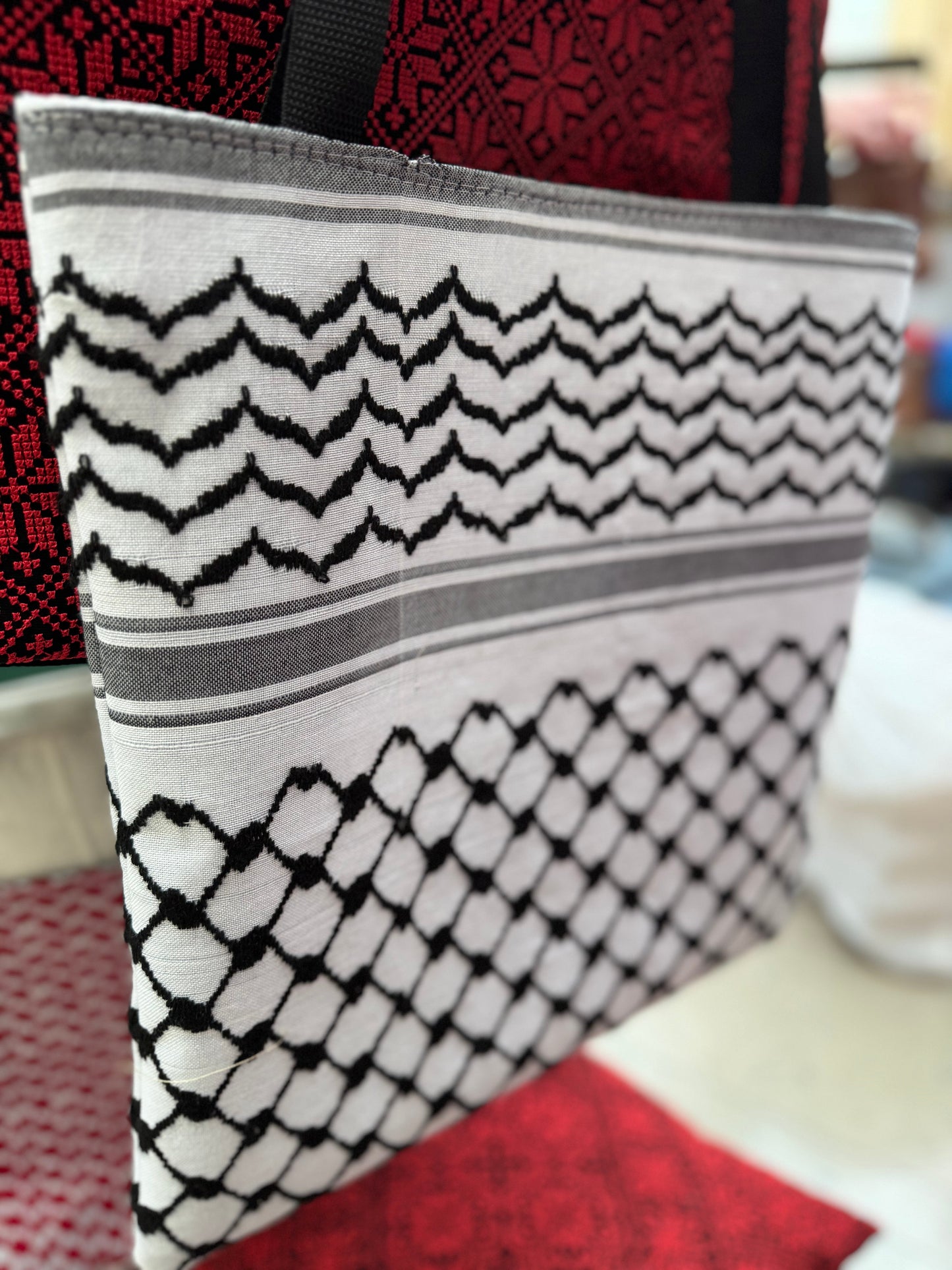 Premium Handcrafted Kufiya Tote Bag – Classic Palestinian Design with Spacious Zippered Enclosure